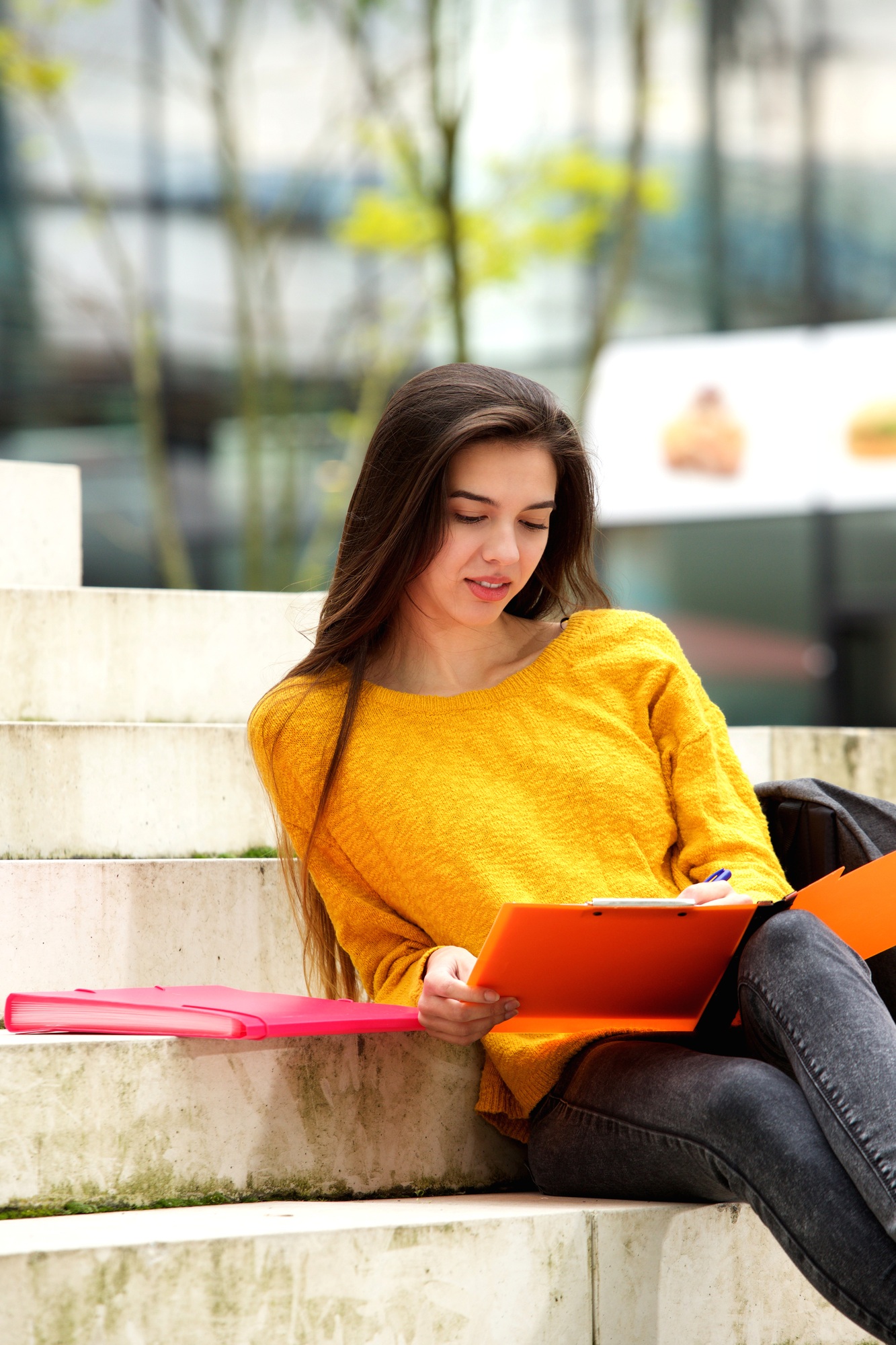 Estudiante sentado en las escaleras estudiando